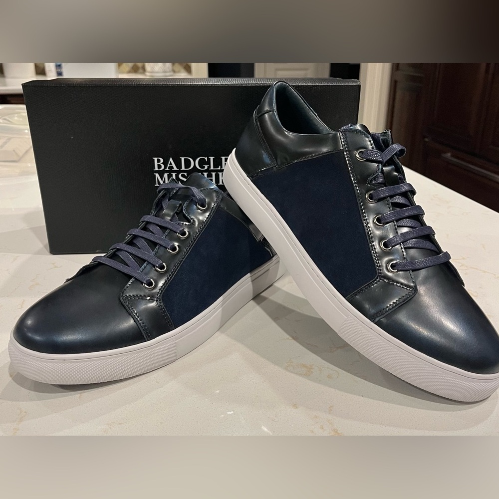 New Badgley Mischka Lockhart Lace-Up Sneaker.  Navy.  Size 11.